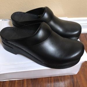 Shoes/ open back clogs
